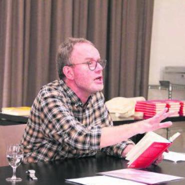 Hochheilig verhagelzuckert - Marcel Huwyler las in Muri. Bild: mo