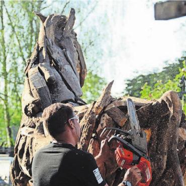 Etwas Einzigartiges schaffen - Arbeiten mir schwerem Gerät: Matthias Gehrig kürzt eines der montierten Hölzer und gibt der Form den Feinschliff.