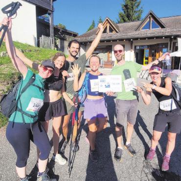 Petrus ist ein Wanderfreund - Eine der Finisher-Gruppen: Über 70 Leute wanderten den ganzen Tag. Bilder: zg