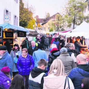 Sehen und gesehen werden - Der Martinimärt hat die Besucher in Massen angezogen. Am Morgen durften sie Bild: tst