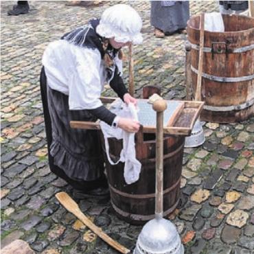 Wie aus dem Bilderbuch - Die Wöschwyber beim Rathaus-Brunnen haben Nachwuchs gefunden.