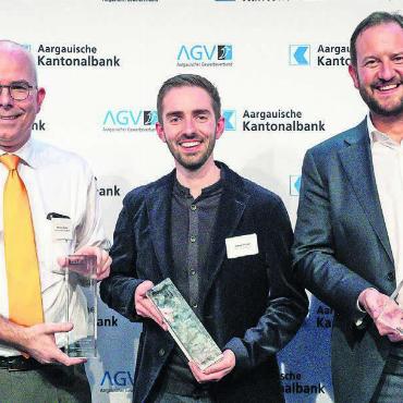 Auf dem Weltmarkt bestehen - Die Siegerunternehmen des Preises 2024 (von links): Markus Blocher, Dottikon Exclusive Synthesis AG, Samuel Blaser, Schreinerei Spicher AG, und Karim Twerenbold, Twerenbold Reisen AG. Bild: pd