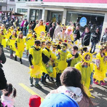 Jetzt gehts los mit der Zeitreise - Der Kinderumzug am Schmutzigen Donnerstag ist geprägt von farbenfrohen Sujets, welche die Schüler liebevoll angefertigt haben. Bilder: Archiv
