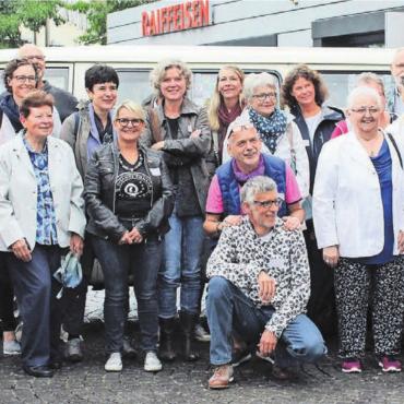 Mit Charme und Kreativität - 2013, 2015, 2018 (Bild) und 2021 fand bereits das «K-13» statt, das bei Künstlern und Besuchern gleichermassen beliebt ist. Auf dem Bild sind die Kunstschaffenden zu sehen. Bild:Archiv