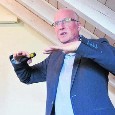 Von Tarteletten und Café complet - Jörg Niessen von der terzStiftung erläuterte die Resultate. Bild: ake