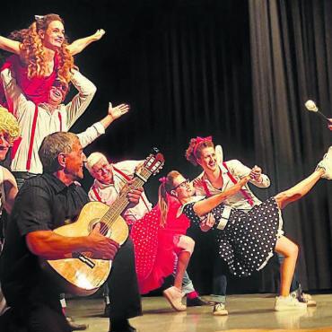 Quer durch die Zeiten gereist - Im «Best of Oldies», von der Truppe der Mixed 35 , präsentierte Elvis seine Hits dem begeisterten Publikum. Bilder: ew