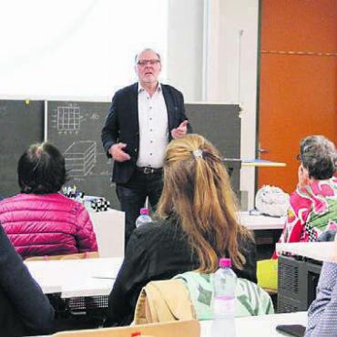 Veränderungen beginnen im Kopf - Interessiert verfolgen die Teilnehmer die Ausführungen.