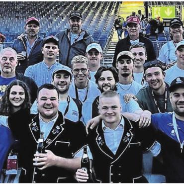 Dönerbox und Boiler - Die Joho-Brüder Philip und Pascal (Mitte, vorne) mit Freunden, Verwandten und Kumpels (unter anderem des FC Sarmenstorf). In der Mitte links: Vater Heinz.