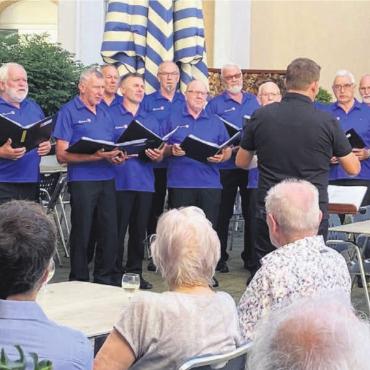 Feierliches Zusammensein - Der Männerchor Büttikon sorgte an der Jubilarenfeier für die festliche musikalische Untermalung. Bilder: Samuel Seiler