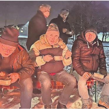 Rund 30 Personen prosteten - Der Neujahrsapéro des Pétanque Clubs Zufikon fand draussen statt. Bild: zg