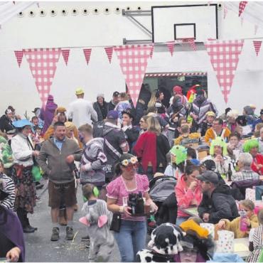 Die Dorffasnacht lebt - Bunt gekleidet und dem Motto gerecht geschminkt ging man dieses Jahr auf die Blüemlisalp in einer Winternacht, so zeigte sich auch die Buttwiler Kinderfasnacht. Bilder: zg