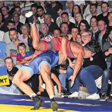 Riesiger Spirit versetzt Berge - 70 kg Greco: Saya Brunner wird vom Willisauer Topathleten Michael Portmann Richtung Publikum geworfen. Bild: Alexander Wagner