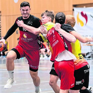 David ärgert Goliath - Wohlens Flavio Galliker (links) zeigte in Angriff und Abwehr eine Leistung der Extraklasse. Bild: Stefan Hotz