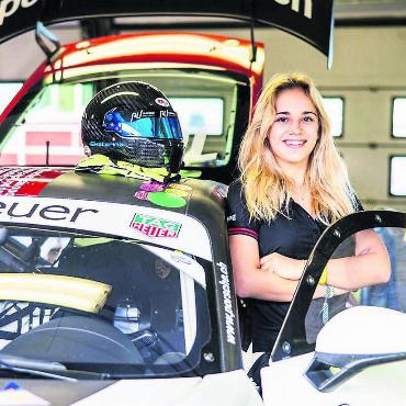 Frau mit viel PS - Ein Leben für den Motorsport. Die 16-jährige Ekaterina Lüscher fährt bereits Autos mit 530 PS. Bild: zg