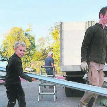 Bauen und basteln – das können sie - Gross und Klein hilft beim Aufbau mit. Bild: zg