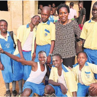 Mit der Familie im Ausgang - Bei ihrem Aufenthalt in Uganda besucht Harriet Suter auch immer einige Schulen vor Ort. Bilder: Monica Rast / zg