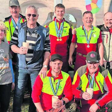 Macht erneut demonstriert - Das neunköpfige Team um und aus dem Forstbetrieb Region Muri und seine Fans. Bild: zg