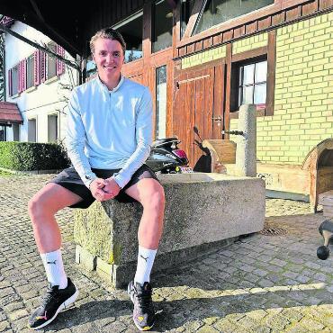Sein Blick geht nach oben - Der 22-jährige Marvin Keller in seinem Zuhause in Berikon. «Hier kann ich etwas runterfahren», sagt er. Kurz nach Weihnachten begann die Rückrundenvorbereitung mit YB und er ist wieder zurück in der Bundeshauptstadt Bern.