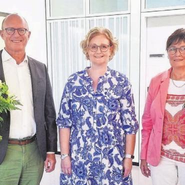 Mit viel Führungserfahrung - Stiftungsratspräsidentin Sabina Rüttimann (Mitte) gratuliert Evelyn Pfister Meier und Pascal Gregor zur erfolgreichen Wahl in den Stiftungsrat des Spitals Muri. Bild: pd