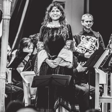 Aschenbrödel, ein Wintermärchen - Jolanda Steiner in der Roller der Erzählerin von «Aschenbrödel». Bild: zg