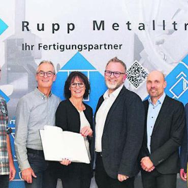 Neu aufgestellt in die Zukunft - Die neue und die alte Führung der Rupp Metalltrend AG in Fahrwangen. Von links: Dominik Rupp, Stefan Rupp und Franziska Haring übergeben an Beat Stadelmann, Adrian Zbinden und Luigi Corrente. Bild: zg