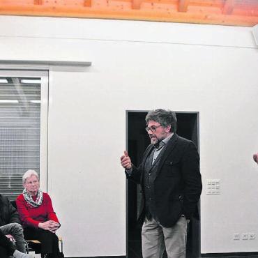 Den Graben möglichst kitten - Hans Hildbrand, Präsident des Kirchgemeindeverbands (rechts), und Pastoralraumleiter Karl Scholz stellten sich den Fragen der rund 50 Teilnehmenden. Bild: Annemarie Keusch