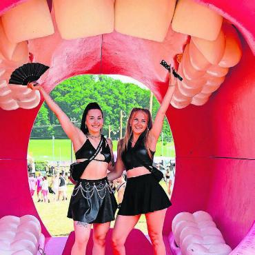 Ein Festival, das elektrisiert - Da fällt einem die Kinnlade runter. Eine Deko am Festivaleingang.