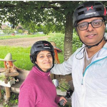 Sicherheit und Autonomie fördern - Der Velokurs von Priti Vaidya (links) soll mehr Sicherheit im Strassenverkehr bringen. 
Bild: zg