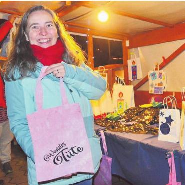 Mit Kreativität und Herzblut - Christine Marti gefallen die bedruckten Taschen. Eine andere hat sie schon erworben.