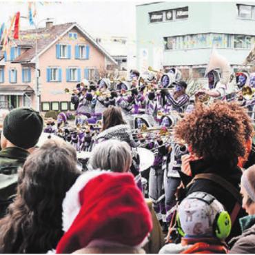 Mit den Tambouren gestartet - Da es am Vormittag trocken blieb, kamen die Fasnächtler in Scharen auf den Coop-Platz.