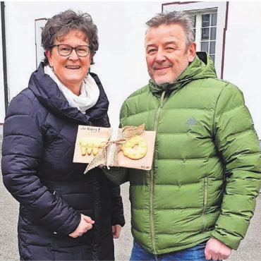 Mit leckerem Schlüssel - Symbolisch gibt Milly Stöckli ihren Gemeinderatsschlüssel an Jörg Weiss weiter. Bild: zg