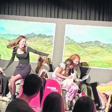 Ein aufregend verwirrendes Spiel - Auch im Theaterzug flippen Teenager aus, wenn sie ihrem Influencer-Idol Allie alias Lisa Perekucha, im roten Oberteil, begegnen. Wie dies Georgia Manser, gespielt von Kornelia Jankowiac, passiert. Während ihre Mutter Valentina (Ladina Stöckli) im gelben Kleid die Aussicht auf das Panorama geniesst. Bilder: Verena Anna Wigger