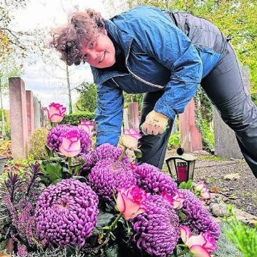 Blüten als Seelentröster - Seit 18 Jahren dabei: Michelle Hintermann. Bilder: Stefan Sprenger