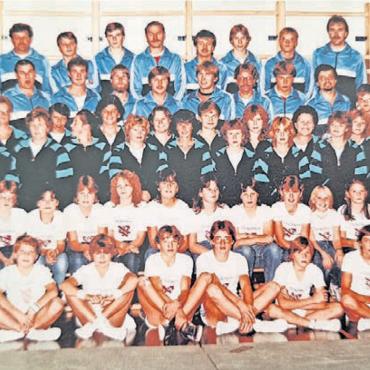 Wie eine grosse Familie - Ein besonderer Moment in der Vereinsgeschichte: 1984 präsentiert sich der TV Büttikon erstmals in einheitlichen Trainern.