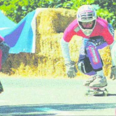 Einzigartiges Spektakel mit viel Nervenkitzel - Am Downhill-GP in Rudolfstetten erreichten die Fahrer rund 80 Sachen. Bild: Archiv