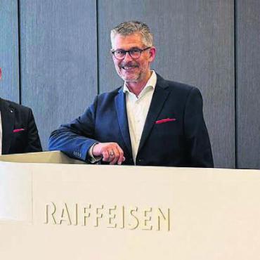Ergebnisse, die überzeugen - Marc Jordan, Vorsitzender der Bankleitung (links), und Christoph Stocker, Leiter Geschäftsstelle Sins, freuen sich über die gelungenen Investitionen in die modernisierte Geschäftsstelle Sins. Bild: zg