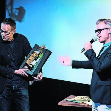 Scharfsinnig und süffisant - Applaus gab es für Bänz Friedlis scharfsinnigen Humor. Gemeinderat Pius Vogel (rechts) übergab ihm für seinen Auftritt ein Geschenk. Bild: zg