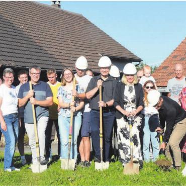 Im Zentrum wird gebaut - Investoren, Aktionäre, künftige Wohnungsbesitzer beim Spatenstich zur Überbauung Bergblick in Buttwil. Die Gebäude im Hintergrund werden abgerissen. Bild: Annemarie Keusch