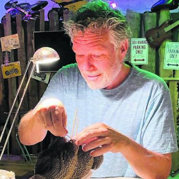 Künstlerische Doppelpremiere - Mike Tanner ist einer von zwei Künstlern, die in der Galerie Flussreif ausstellen. Bild: zg