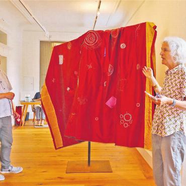 Die Venus ist gelandet - Die Venus hat nun einen Mantel. Peter Fischer und Brigitte Bürgi erläutern das Werk «Bestickte Briefe an grosse Frauen» von Irene Brühwiler, Christine Läubli, Barbara Wälchli Keller, Marianna Gostner, Rita Steiner und Johanna Albrecht. Bilder: vaw