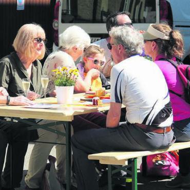 Fairness in vielen Belangen - Das Wetter spielt an der Jubiläumsfeier mit und zeitweise wurde es auf den Sitzbänken eng.