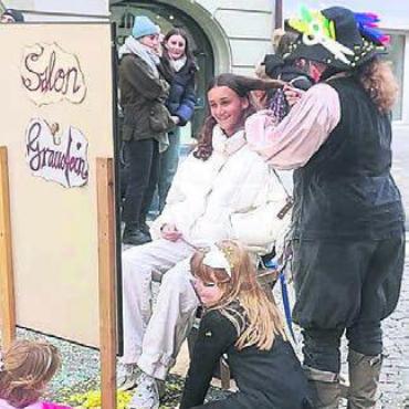 «Fasnacht macht Freude» - Diese junge Dame darf mitten im Trubel zum Fasnachtsfriseur.