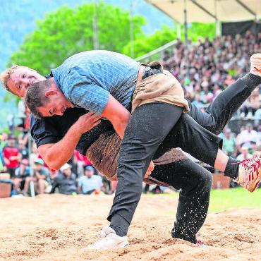 Ein besonderer Kranzgewinn - Andreas Döbeli (oben) bezwingt den unbequemen Teilverbandskranzer Marco Heiniger im sechsten Gang und sichert sich so den Kranzgewinn. 
Bild: Meyer-Stöckli