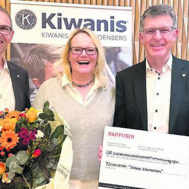 Ganz viel Dankbarkeit - Buki Kreyenbühl (links) und Tobias Knecht vom Kiwanis-Club Lindenberg bei der Scheckübergabe an Manuela Stier vom Förderverein für Kinder mit seltenen Krankheiten «KMSK». Bild: zg