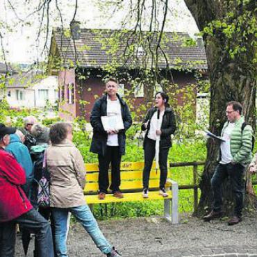 Von Dorforiginalen und vielem mehr - Christof Burkard und Kerstin Koch-Rieser begrüssten zum Dorfrundgang. Bild: vaw