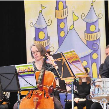 Magische Musikreise - Schlagzeuger Christian Rombach und Cellistin Anette Knierim in Aktion. Links lauscht Regine Brunner am Akkordeon. Bild: Thomas Stöckli