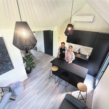 Auf die Grösse kommt es nicht an - Auf 45 m² hat man alles, was man braucht. Kosten: 145 Franken pro Nacht. Stephanie Rohr und Camillo Henggeler vermieten ihr Tiny House. Sie stehen in der Küche, vorne das Wohnzimmer und links hinten ist das Badezimmer und zwei Schlafzimmer. Bilder: Stefan Sprenger