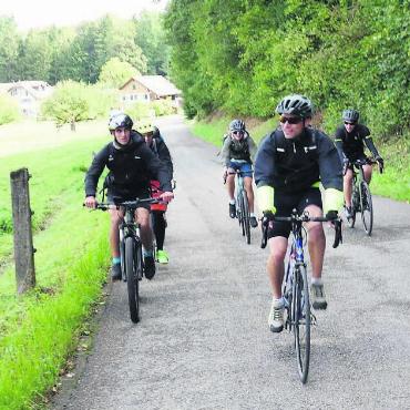 Zügig Südfrankreich entgegen - Das Leiterteam mit Kanti-Rektor Matthias Angst (Mitte) scheint mit den Schülerinnen und Schülern gut mitzuhalten.
