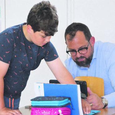 Wichtige Kompetenzen erlangen - Beim Austausch profitiert man voneinander: Bei den Workshops helfen sich Eltern und Kinder gegenseitig. Bilder: Celeste Blanc