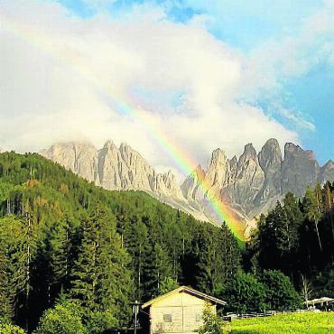 Von farbenfroh bis eisig - Familie Huber aus Unterlunkhofen schiesst dieses Bild in St. Magdalena im Südtirol. «Nach einem Gewitter staunten wir über den Dolomiten-Regenbogen.»